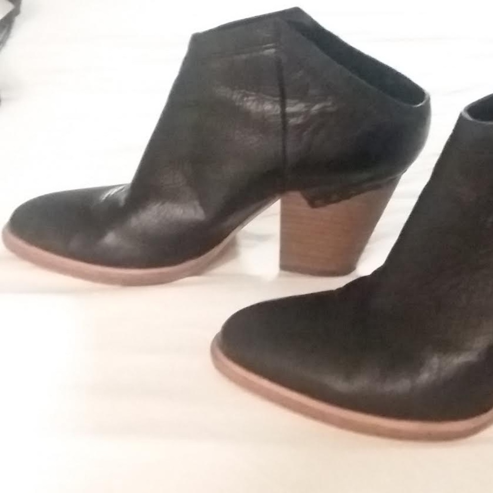 Dolce Vita heelless black booties / shooties